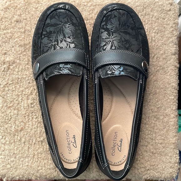 clarks black slip on shoes